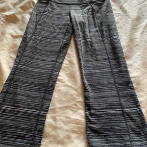 Cropped women’s leggings with kick slit on bottom